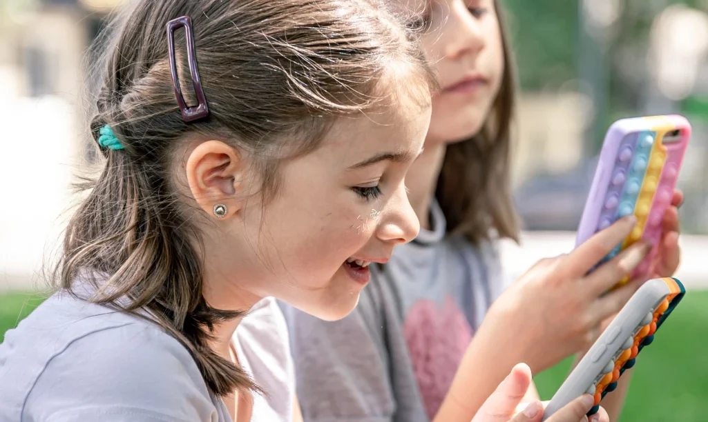 Στη Νέα Ζηλανδία, ο πρωθυπουργός πρότεινε την απαγόρευση των social media σε όσους είναι κάτω των 16