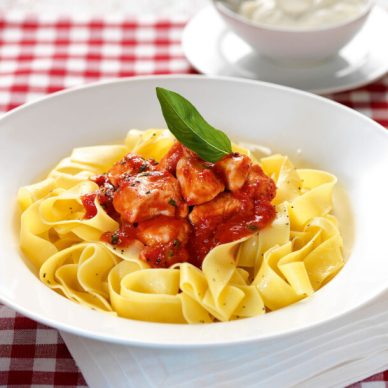 Κοκκινιστό κοτόπουλο με μακαρόνια