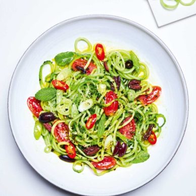«Σπαγκέτι» αγγουριού με πικάντικη σάλτσα από ντοματίνια, ελιές και μυρωδικά