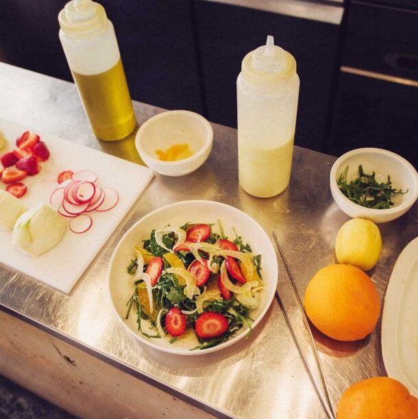 Πράσινη σαλάτα με φράουλες, πορτοκάλι, μαραθόριζα και βινεγκρέτ με καρίκι Τήνου