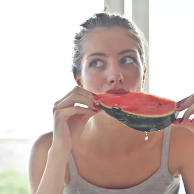 Στον καύσωνα χάνεις ηλεκτρολύτες – Οι τροφές που τους αναπληρώνουν