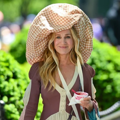 Κάρι Μπράντσο did it again: Πώς με ένα τεράστιο καπέλο έκανε μια fashion δήλωση και έκανε (ξανά) όλο το διαδίκτυο να μιλά για εκείνη