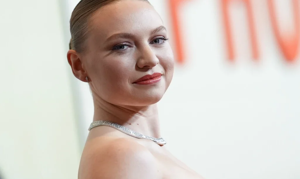 Όταν η Μία Θρίπλετον πήρε τον πρώτο της ρόλο, δεν ήξεραν πως είναι κόρη της Κέιτ Γουίνσλετ – Τώρα είναι το νέο αστέρι του Γουές Άντερσον