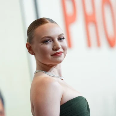 Όταν η Μία Θρίπλετον πήρε τον πρώτο της ρόλο, δεν ήξεραν πως είναι κόρη της Κέιτ Γουίνσλετ – Τώρα είναι το νέο αστέρι του Γουές Άντερσον