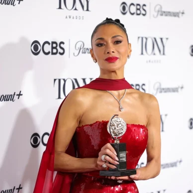 «Μην τα παρατάτε»: Η Νικόλ Σέρζινγκερ κέρδισε το πρώτο της βραβείο Tony και η ομιλία της συγκίνησε. Δείτε βίντεο