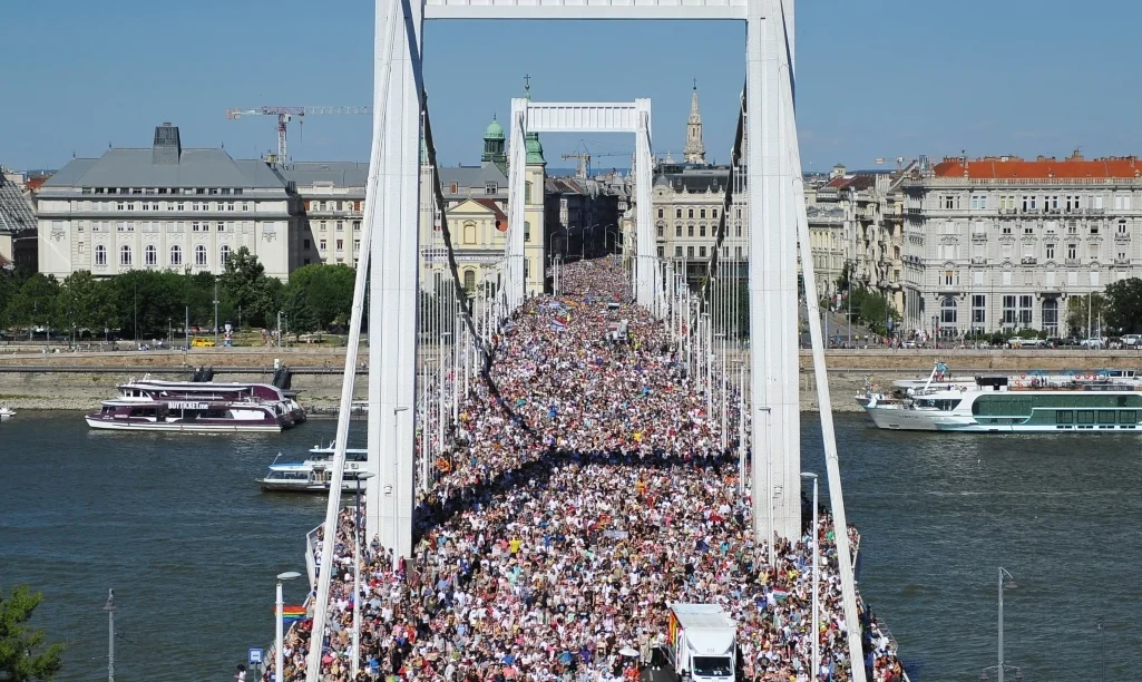 Βουδαπέστη: Ο Όρμπαν απαγόρευσε στον κόσμο να παρευρεθεί στο Pride. Αλλά η αγάπη δεν απαγορεύεται.Video.