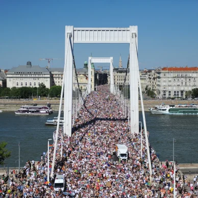 Βουδαπέστη: Ο Όρμπαν απαγόρευσε στον κόσμο να παρευρεθεί στο Pride. Αλλά η αγάπη δεν απαγορεύεται.Video.