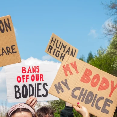 Στη Μάλτα, το 2025, η άμβλωση τιμωρείται ακόμα και με φυλάκιση. Μήπως επιστρέψαμε στον μεσαίωνα;