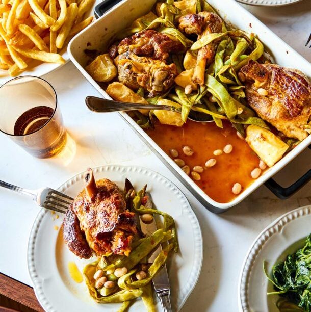 Αίγα φουρνιστή από την Κρήτη, με φασολάκια και πατάτες