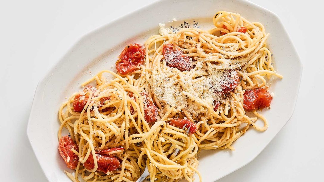 Μακαρονάδα με αντζούγιες και σκορδόλαδο, από τον Βασίλη Καλλίδη