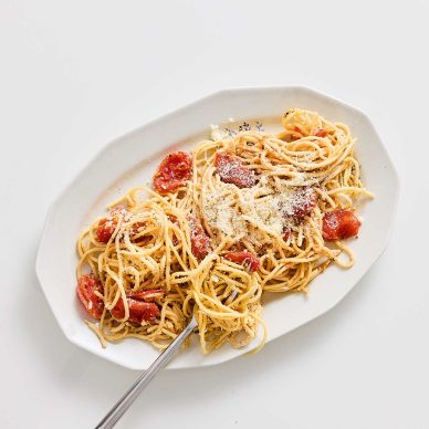 Μακαρονάδα με αντζούγιες και σκορδόλαδο, από τον Βασίλη Καλλίδη