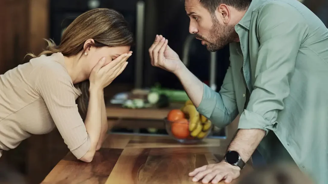 Η σταγόνα που ξεχειλίζει το ποτήρι: Τι κρύβεται πίσω από τις συναισθηματικές εκρήξεις ενός ζευγαριού;