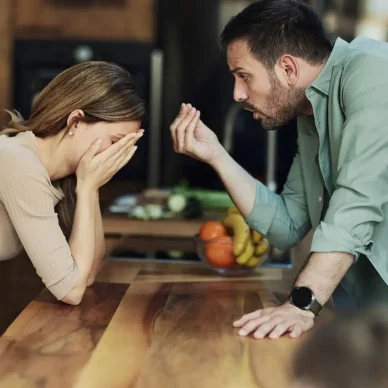 Η σταγόνα που ξεχειλίζει το ποτήρι: Τι κρύβεται πίσω από τις συναισθηματικές εκρήξεις ενός ζευγαριού;