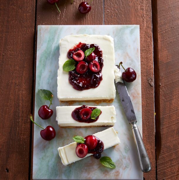 Τσίζκεϊκ της Νέας Υόρκης με φρέσκα κεράσια