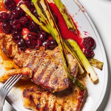 Χοιρινές μπριζόλες κόντρα με φρέσκο κρεμμυδάκι και καψαλισμένα κεράσια