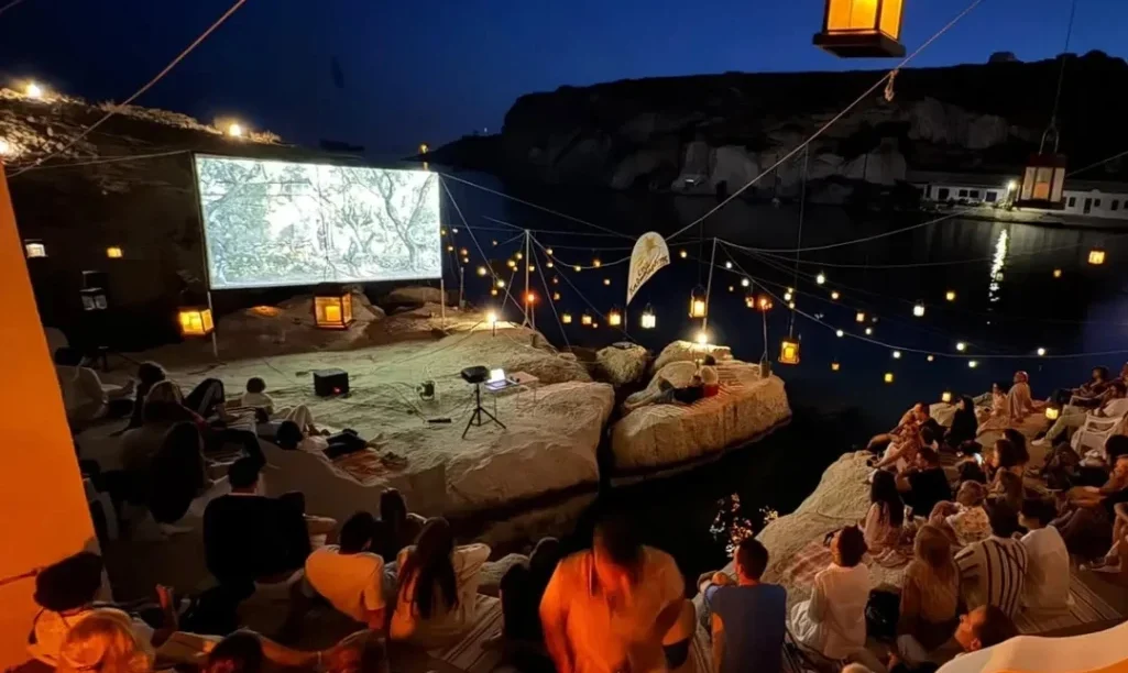 «Μας λένε ότι δεν έχουν ζήσει τέτοια εμπειρία αλλού»: Η εθελοντική ομάδα που ξεκίνησε το θερινό σινεμά της Κιμώλου