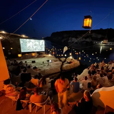 «Μας λένε ότι δεν έχουν ζήσει τέτοια εμπειρία αλλού»: Η εθελοντική ομάδα που ξεκίνησε το θερινό σινεμά της Κιμώλου