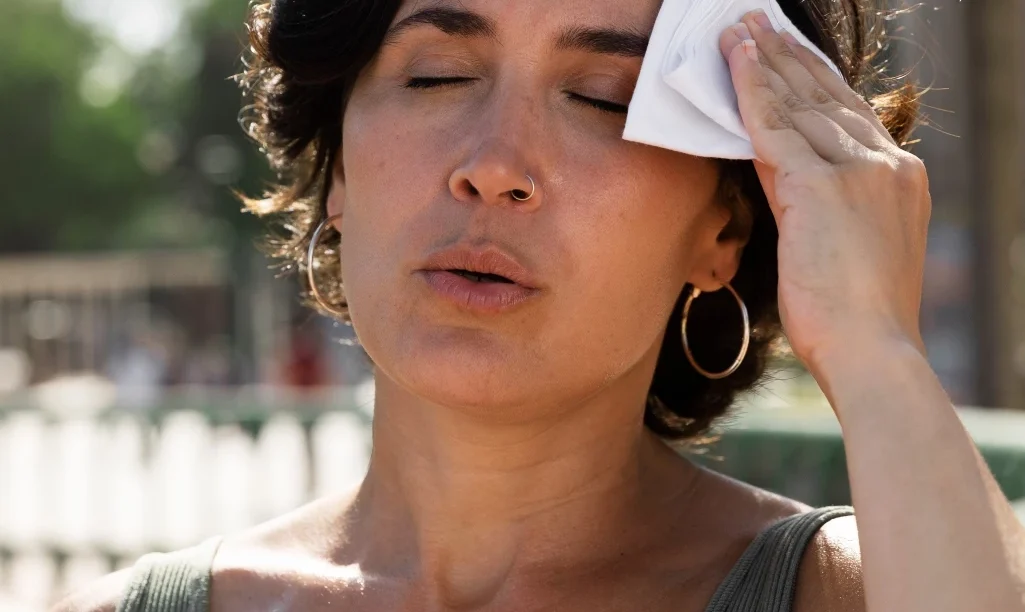 Καύσωνας: Χρήσιμα tips για να αντιμετωπίσεις την υπερβολική ζέστη, παραμένοντας ασφαλής
