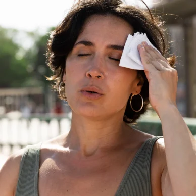 Καύσωνας: Χρήσιμα tips για να αντιμετωπίσεις την υπερβολική ζέστη, παραμένοντας ασφαλής