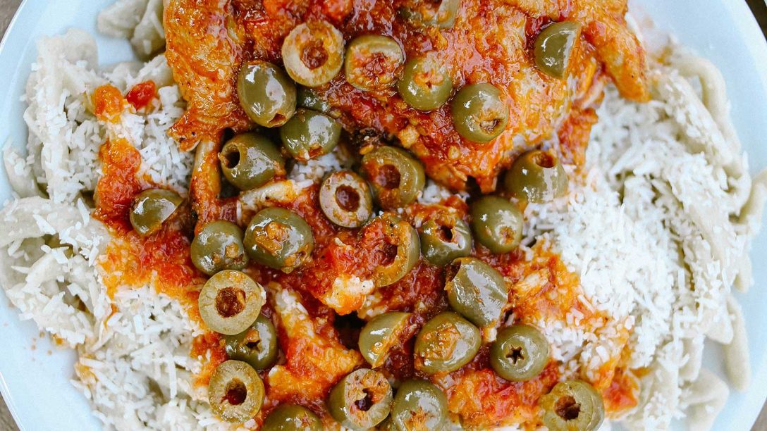 Κοτόπουλο κοκκινιστό με πράσινες ελιές