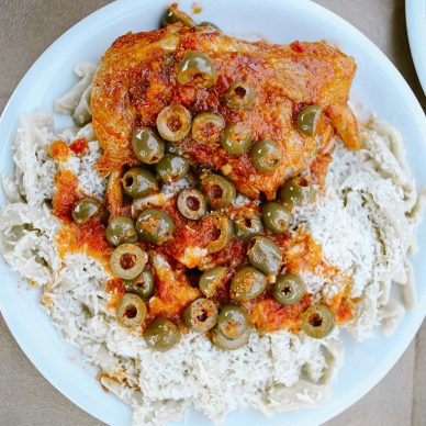 Κοτόπουλο κοκκινιστό με πράσινες ελιές