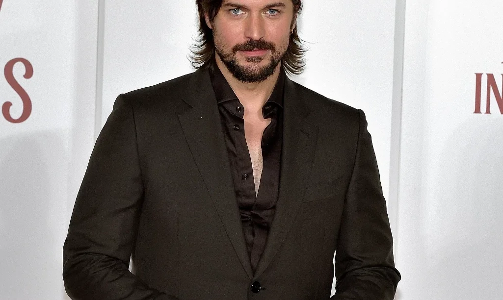 Λούκας Μπράβο: Ήθελε όντως να αποχωρήσει από το Emily in Paris ή ήταν όλα μία παρεξήγηση;