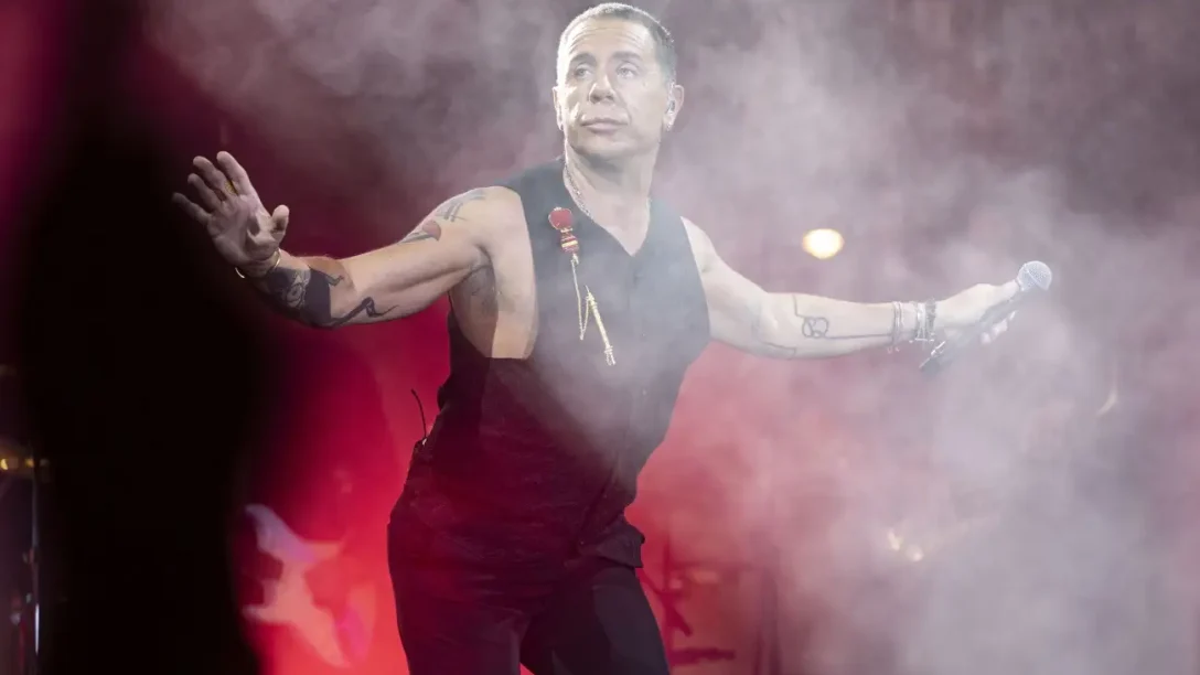 Εξερράγη ο Γιώργος Μαζωνάκης επί σκηνής