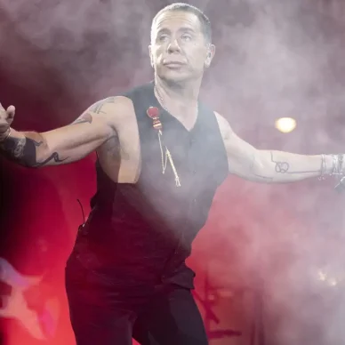 Εξερράγη ο Γιώργος Μαζωνάκης επί σκηνής