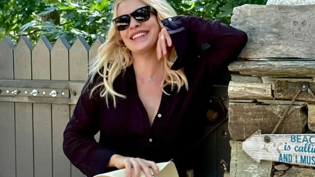 Ελένη Μενεγάκη: Ποζάρει στον φωτογραφικό φακό του 22χρονου γιου της στις διακοπές τους στην Άνδρο