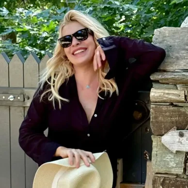 Ελένη Μενεγάκη: Ποζάρει στον φωτογραφικό φακό του 22χρονου γιου της στις διακοπές τους στην Άνδρο