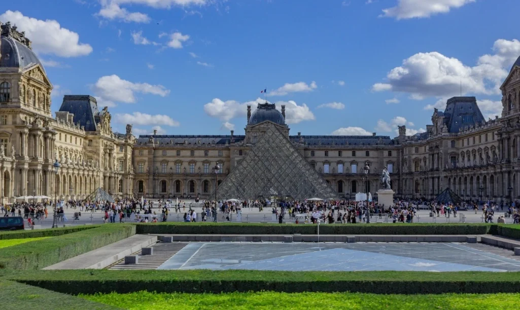 Το Μουσείο του Λούβρου καταρρέει λόγω του υπερτουρισμού