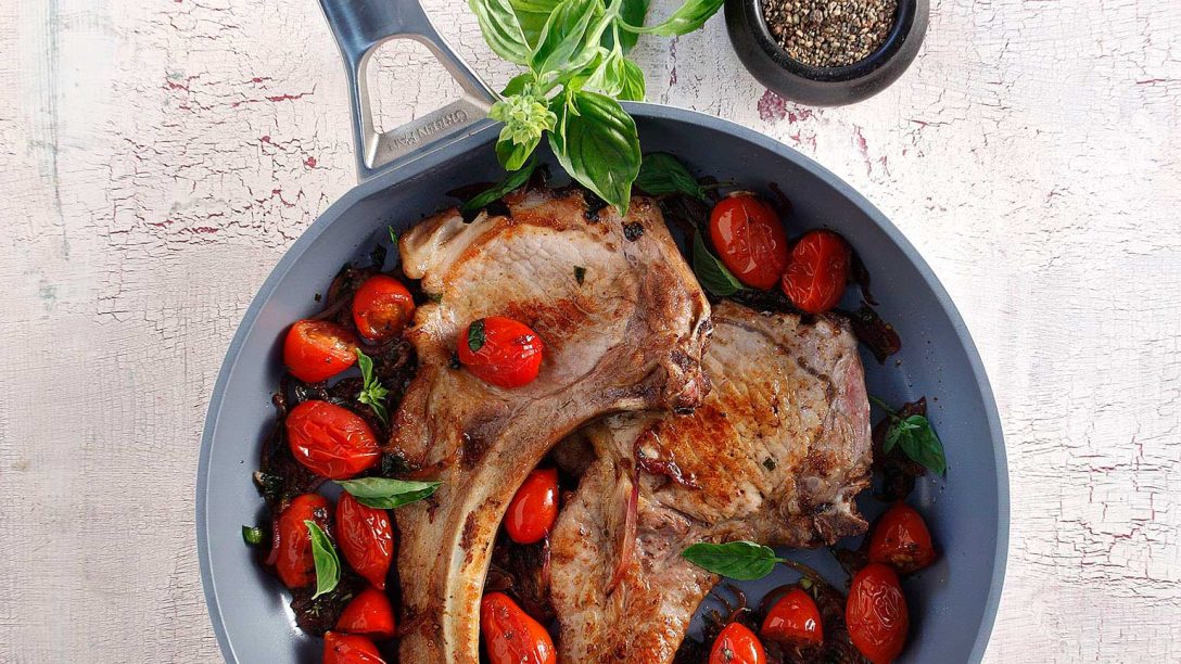 Μπριζόλες µε ντοµατίνια και βαλσαµικό