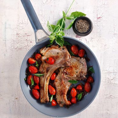 Μπριζόλες µε ντοµατίνια και βαλσαµικό