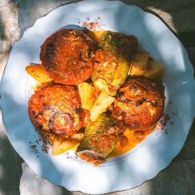 Ντομάτες γεμιστές με κουκουνάρια και σταφίδες, από τη Σύρο