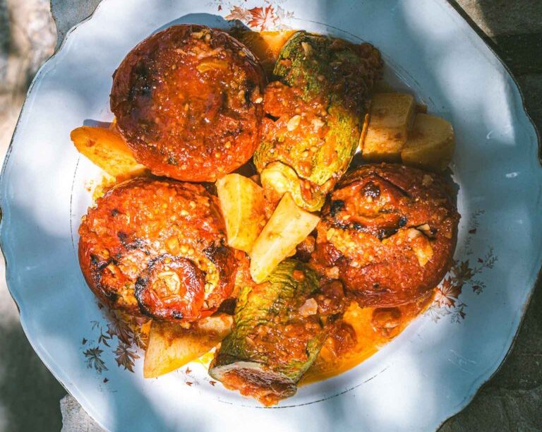 Ντομάτες γεμιστές με κουκουνάρια και σταφίδες, από τη Σύρο