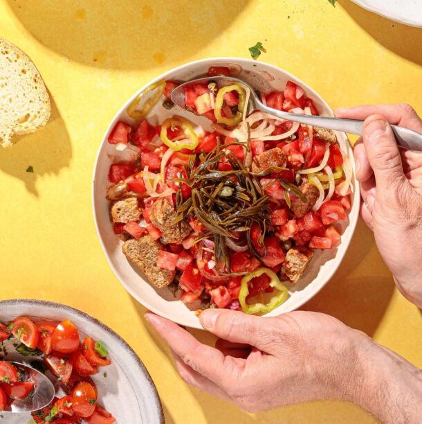 Ντοματοσαλάτα-πλήρες γεύμα, με παξιμάδι και κρίταμο