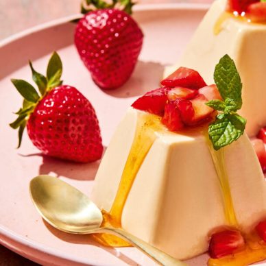 Πανακότα με γιαούρτι και φράουλες