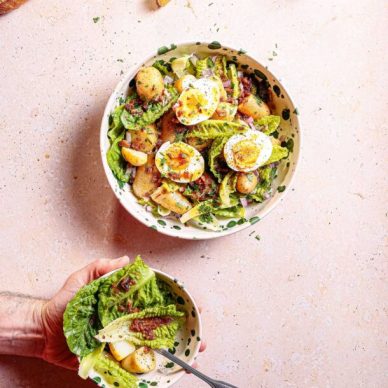 Πατατούλες baby με καρδιές μαρουλιού, αυγά και βινεγκρέτ με καπνιστή πανσέτα