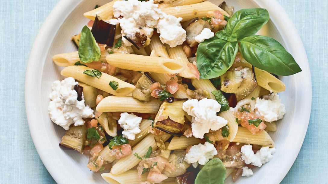 Πένες με σάλτσα μελιτζάνας, ντομάτα, βασιλικό και σκοτύρι