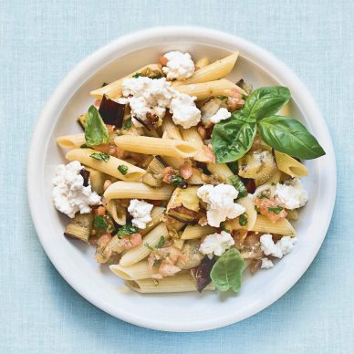Πένες με σάλτσα μελιτζάνας, ντομάτα, βασιλικό και σκοτύρι