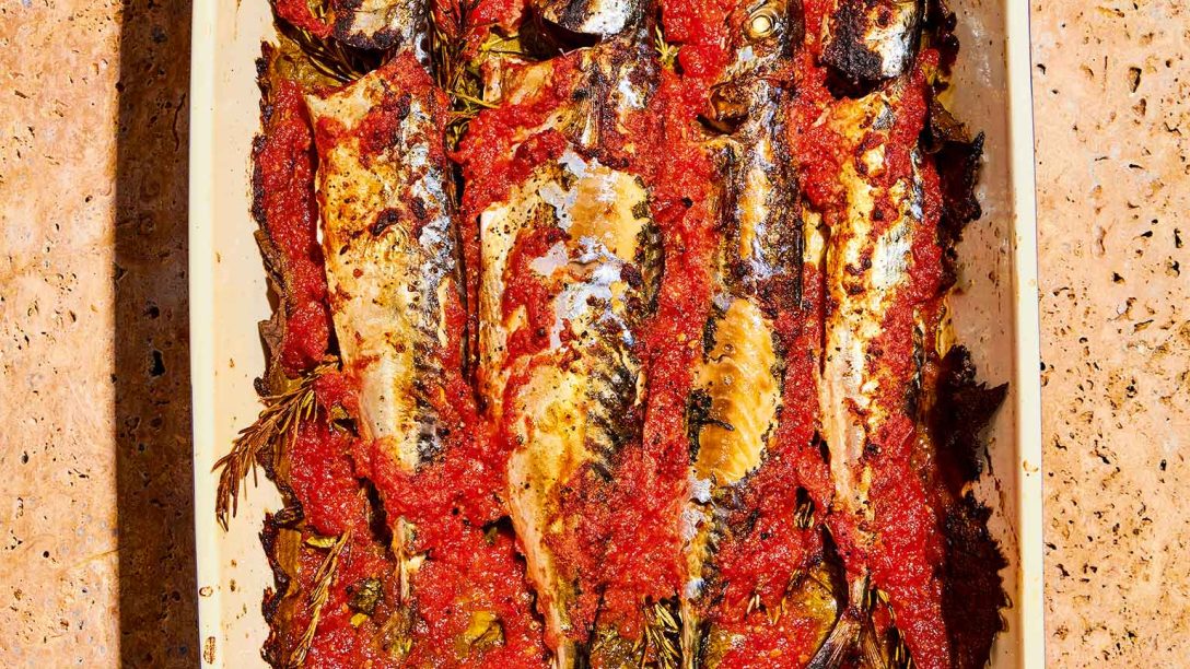 Ψάρια γιαχνάδα σε στρώμα από αμπελόφυλλα, από την Αστυπάλαια