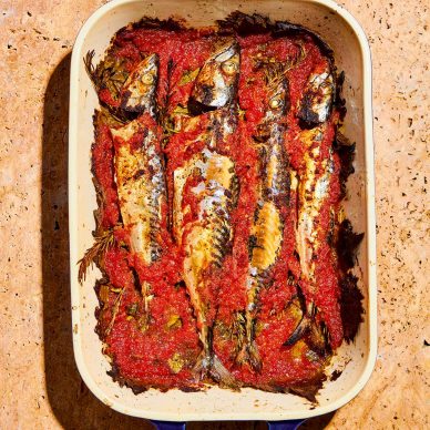 Ψάρια γιαχνάδα σε στρώμα από αμπελόφυλλα, από την Αστυπάλαια