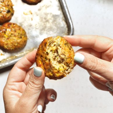 Ψητά κεφτεδάκια κοτόπουλου με κολοκυθάκια και γιαουρτοσάλτσα