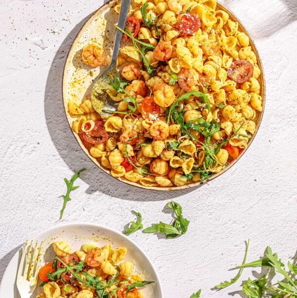 Σαλάτα με κοχυλάκι, γαρίδες και ελαφρύ πέστο λεμονιού-βασιλικού