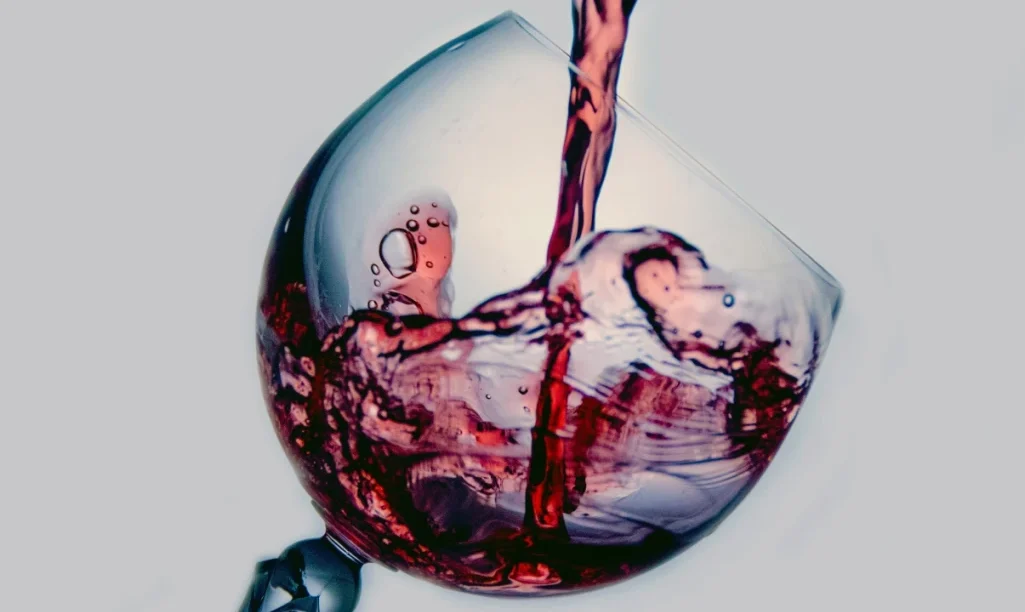 Οι γυναίκες δεν πρέπει να πίνουν περισσότερα από έξι ποτήρια κρασί τον χρόνο. Ορίστε γιατί