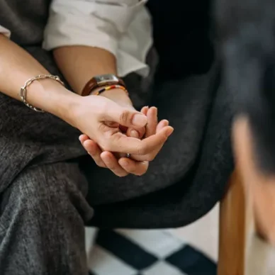 “Εγώ δε θέλω ψυχολόγο, έχω τους φίλους μου”: Γιατί αντιστέκεσαι στην ψυχοθεραπεία;