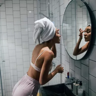 Κοιμάσαι με βρεγμένα μαλλιά; Σταμάτα το αμέσως γιατί “εγκυμονούν” κίνδυνοι