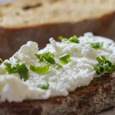 Ανθότυρο vs Cottage: Ποιο τυρί είναι καλύτερο για δίαιτα;