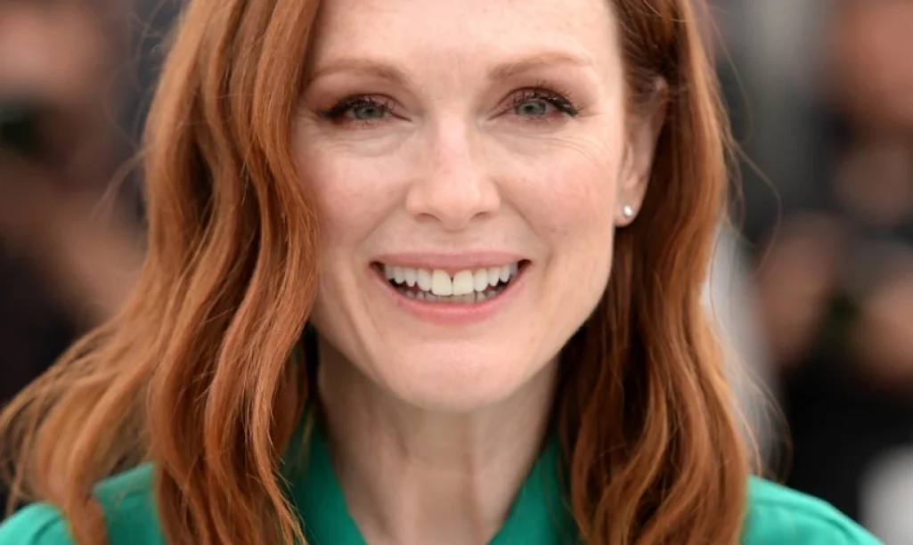 Η Τζούλιαν Μουρ κράτησε τη τσάντα που κάνει θραύση αυτό το καλοκαίρι – Πώς θα την προσθέσεις στη συλλογή