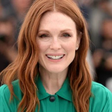 Η Τζούλιαν Μουρ κράτησε τη τσάντα που κάνει θραύση αυτό το καλοκαίρι – Πώς θα την προσθέσεις στη συλλογή